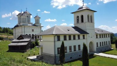 clopotniţa şi mănăstirea şi casa donatoarei