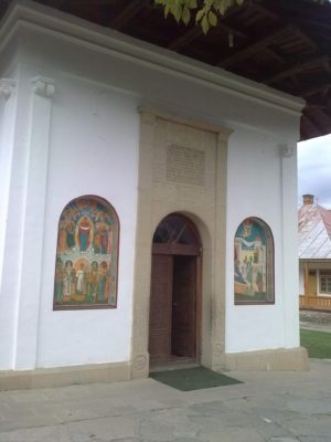 intrare Biserica M Sihăstria foto jn